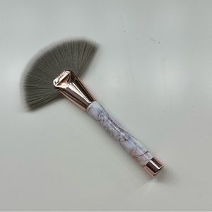 Fan tail makeup brush